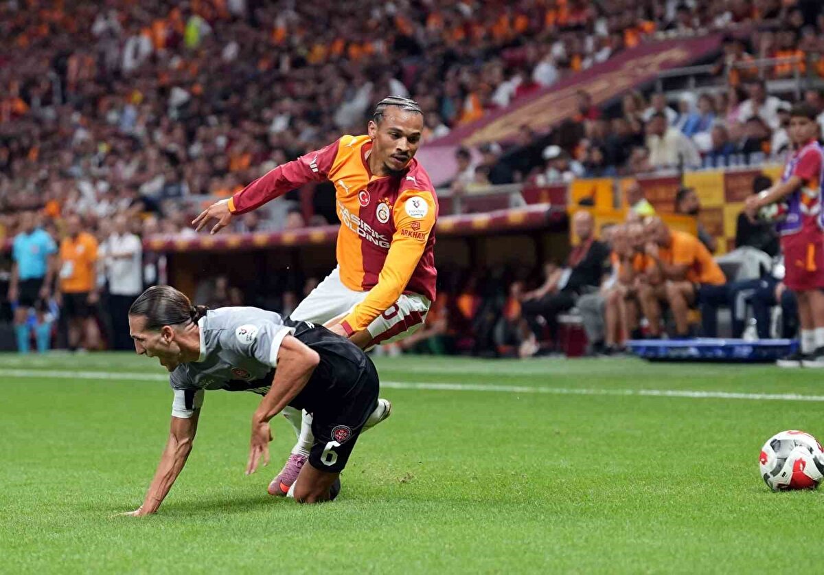 SANE YİNE YEDEK BAŞLADI<br><br>Bayern Münih'ten büyük umutlarla transfer edilen fakat beklentilerin altında kalan Alman yıldız Leroy Sane, Beşiktaş maçına da yedek başladı. 