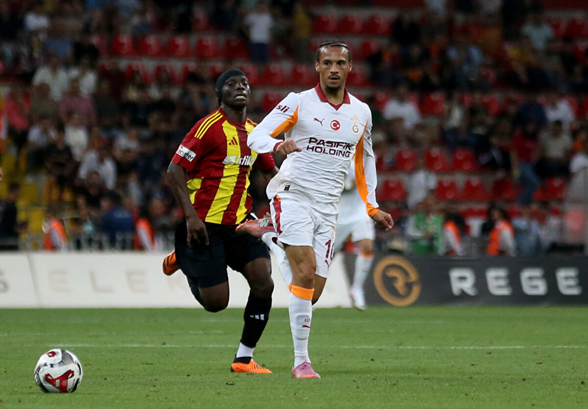 Liverpool maçında da yedek olan ve süre bulamayan Sane, formsuzluğu yüzünden kulübüye çekildi. 