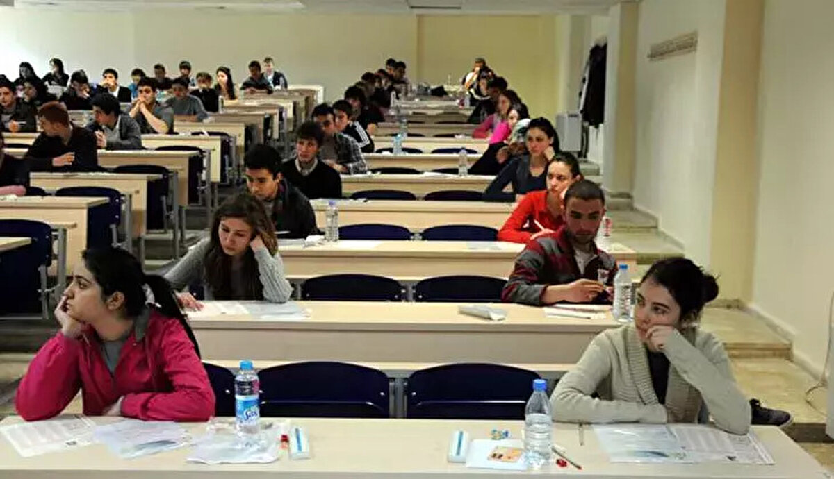 YKS 2025 EK TERCİH SONUÇLARI AÇIKLANDI MI?<br><br>ÖSYM'den son dakika açıklamasına göre YKS ek tercih başvuru sonuçları açıklandı. <br> ÖSYM'den yapılan açıklama şu şekilde: <br>''Adaylar, ek yerleştirme sonuçlarına 6 Ekim 2025 tarihinde saat 16.30'dan itibaren ÖSYM’nin https:sonuc.osym.gov.tr adresinden T.C. kimlik numarası ve aday şifresiyle erişebilecektir. Yerleştirme Sonuç Belgesi basılmayacak ve adayların adreslerine gönderilmeyecektir.'' 