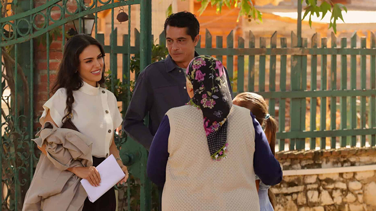 TRT 1’in yeni dizisi Cennetin Çocukları, kasaba atmosferini ekrana taşıyan görüntüleriyle dikkat çekiyor. Dizinin çekimleri, Balıkesir’in Ayvalık ilçesi ve çevresindeki köylerde gerçekleştiriliyor; taş sokaklar, zeytinlikler ve sahil manzaraları yapımın görsel dokusunu oluşturuyor