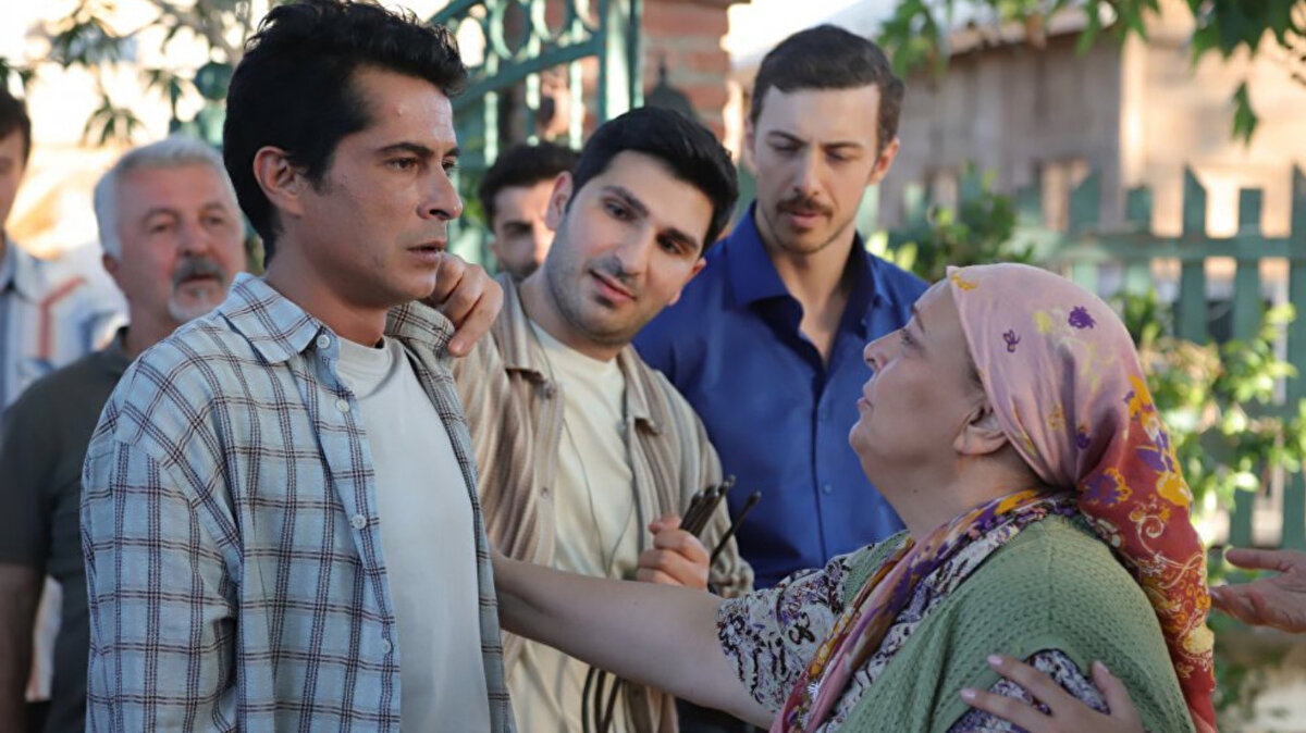 Yönetmenliğini Soner Caner’in üstlendiği, senaryosunu Ali Kara’nın kaleme aldığı dizi 15 Eylül Pazartesi akşamı TRT 1’de izleyiciyle buluştu. Yapım, farklı hayatlara sahip karakterlerin kesişen yolları etrafında şekillenen aile odaklı bir anlatı vadediyor.