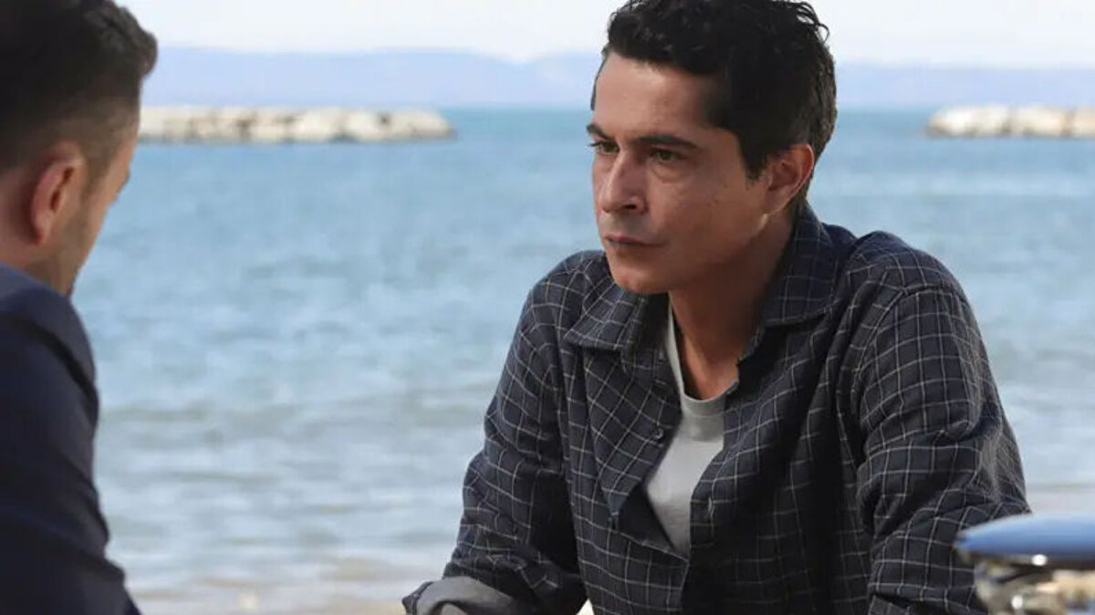 Dizide kasaba yaşamının umudu, hırsı ve çatışmaları ön plana çıkıyor. Zafer Algöz’ün canlandırdığı Şeref’in yükselişi ve karanlık yüzü, Ali Seçkiner Alıcı’nın Sarı Kazım karakterinin kasabada yarattığı korku atmosferi; Evliya Aykan’ın Oltacı Bayram’ı, Bihter Dinçel’in Arife’si ve Elif Ongan Tekçe’nin Kevser’i gibi rollerde hayat buluyor