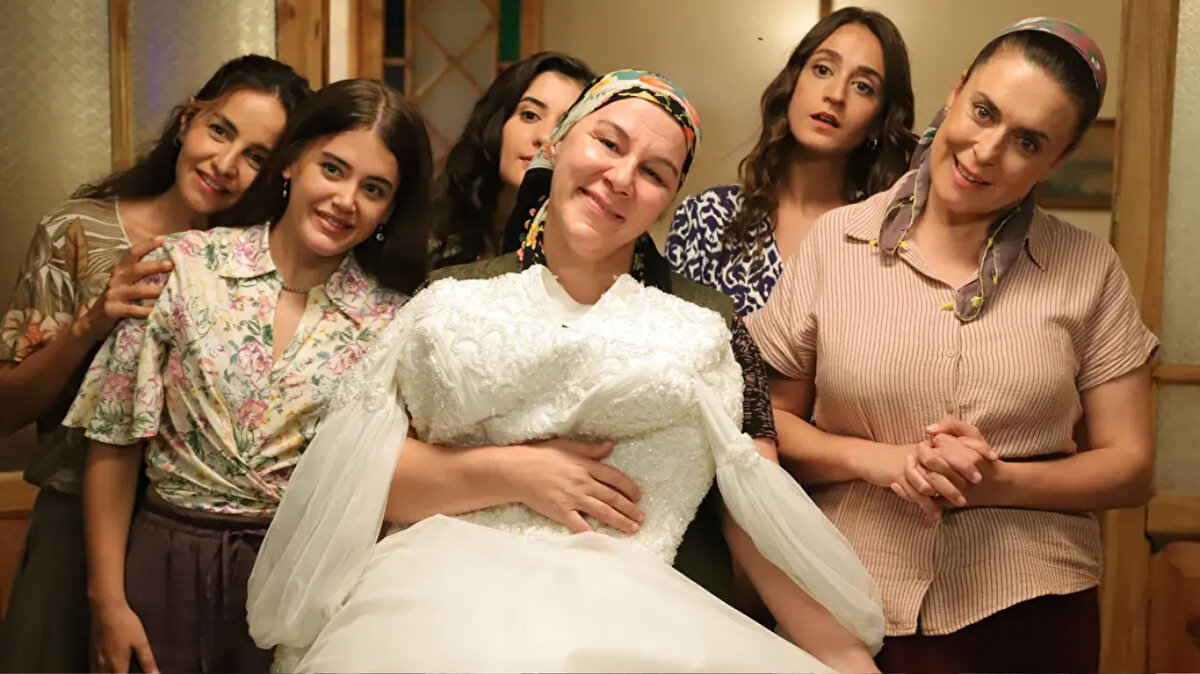 Yapım ekibi ve oyuncular, Ayvalık’ta yürütülen saha çalışmaları sayesinde karakterlerin günlük hayat içindeki küçük detaylarını sete taşıdıklarını belirtiyor; izleyiciler diziyle birlikte Ege kıyısına özgü bir kasaba hikâyesine tanıklık ediyor.