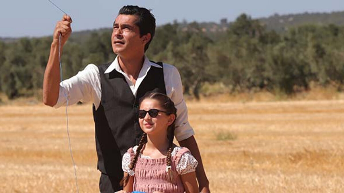 Cennetin Çocukları nerede çekiliyor<br><br>Dizide önemli bir yer tutan Arafköy, izleyiciler tarafından merak edilen bir diğer unsurdur. Ancak Arafköy gerçek bir yer değildir; tamamen diziye özel olarak oluşturulmuş kurgusal bir mekan adıdır. Bu isim, dizinin ana temasıyla doğrudan bağlantılıdır.<br><br>Arafköy, başkahraman İskender'in geçmişteki suç dolu hayatından uzaklaşıp ruhsal bir arınma yaşadığı, bir anlamda "ara durak" ya da "manevi sınanma yeri"ni temsil eder.<br><br>Cennetin Çocukları dizisinin çekimleri ise Balıkesir'in Ayvalık ilçesinde gerçekleştirilmektedir. Ege'nin huzurlu atmosferi, dizinin görsel dokusuna doğal bir sıcaklık ve samimiyet katmaktadır.<br><br>Kısacası, Arafköy gerçek bir köy değildir; ancak Ayvalık'ın doğal güzellikleriyle birleştiğinde izleyiciye son derece inandırıcı bir dünya sunmaktadır.