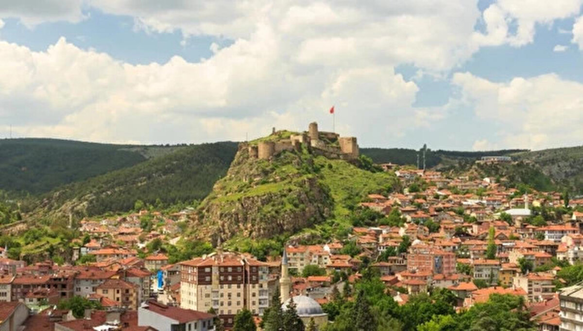 Kastamonu zirvede: Mevduatlar 2,2 milyardan 75,8 milyara çıktı<br><br>İller bazında bakıldığında ise dikkat çekici bir tablo ortaya çıktı. Kastamonu, oransal mevduat artışında tüm Türkiye’yi geride bırakarak ilk sıraya yerleşti. Kentte toplam mevduat, 2015’te 2,2 milyar TL’den 2025’te 75,8 milyar TL’ye çıkarak yüzde 3.338’lik rekor bir yükseliş gösterdi.<br><br>Kastamonu’yu Adıyaman ve Diyarbakır gibi iller izlerken, bu şehirlerde de mevduat artış oranları ülke ortalamasının oldukça üzerinde gerçekleşti.