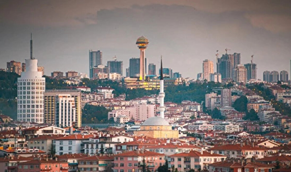 Ankara ortalamanın altında kaldı<br><br>HaberTürk’ün haberine göre, büyükşehirler arasında dikkat çekici bir ayrışma yaşandı. Ankara, son 10 yılda mevduat artışında yüzde 1552 ile ülke ortalamasının altında kaldı. Böylece başkent, mevduat artışının en düşük olduğu 5 şehirden biri oldu.<br><br>Ayrıca Ankara’nın toplam mevduatlardaki payı da yüzde 15’ten yüzde 12,3’e gerileyerek, “görece fakirleşme” eğilimine işaret etti.