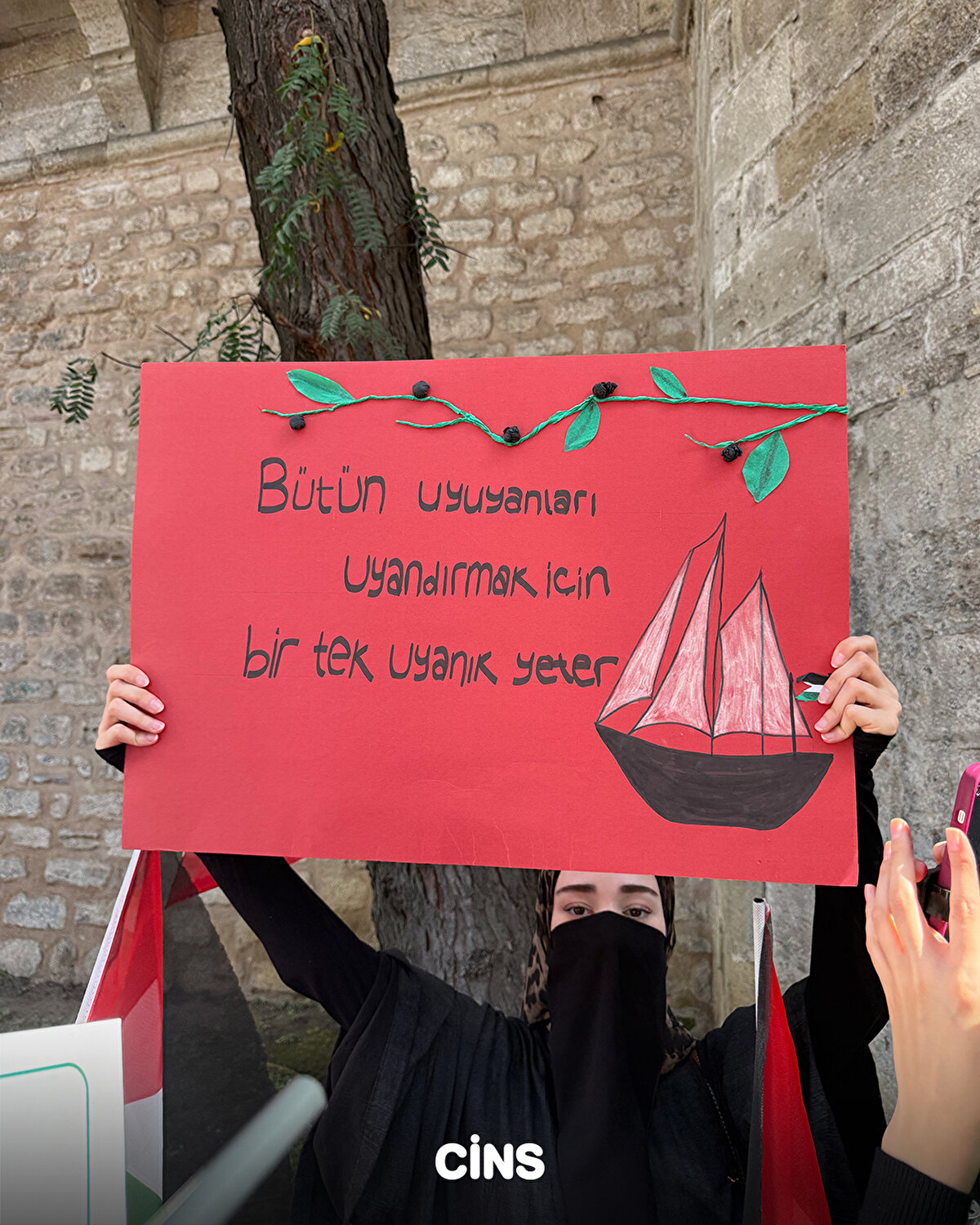 Bütün uyuyanları uyandırmak için bir tek uyanık yeter