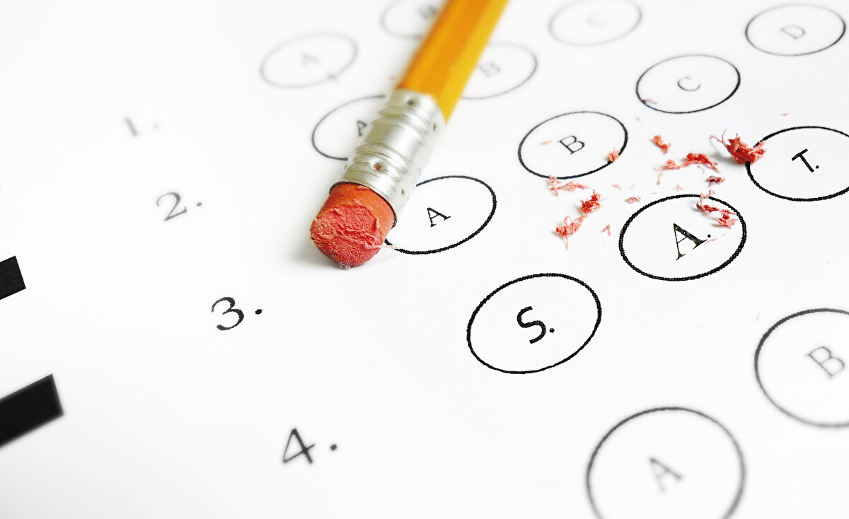 KPSS Sınav Puanı Nasıl Hesaplanır?<br><br>KPSS’de her test kendi içinde değerlendirilir. Testte doğru cevap sayısından yanlış cevap sayısının dörtte biri çıkarılır. Sınavdan sonra ÖSYM veya yargı mercileri tarafından iptaline karar verilen sorular değerlendirme dışı bırakılır; geçerli soruların puan değeri yeniden saptanarak puanlama yapılır.