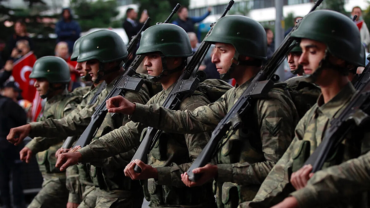 2026 bedelli askerlik ücreti tahmini<br><br>Ekonomistlerin ve uzmanların hesaplamalarına göre, son üç aylık enflasyon farkı %2,38 olarak gerçekleşti. Buna, 8. Dönem Toplu Sözleşme kapsamında memur maaşlarına yapılacak %11’lik zam da eklendiğinde, %13,65 oranında kümülatif bir artış bekleniyor.