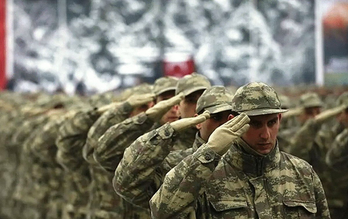 Bedelli askerlik ücreti nasıl belirleniyor?<br><br>Bedelli askerlik ücretleri, memur maaş katsayısına bağlı olarak hesaplanıyor. Her yıl ocak ve temmuz aylarında memur maaşlarına yapılan artışla birlikte bedelli tutarı da güncelleniyor. Dolayısıyla 2026 yılının ilk yarısında geçerli olacak bedelli askerlik ücretinin kesin rakamı, Ocak 2026’da Hazine ve Maliye Bakanlığı tarafından açıklanacak.