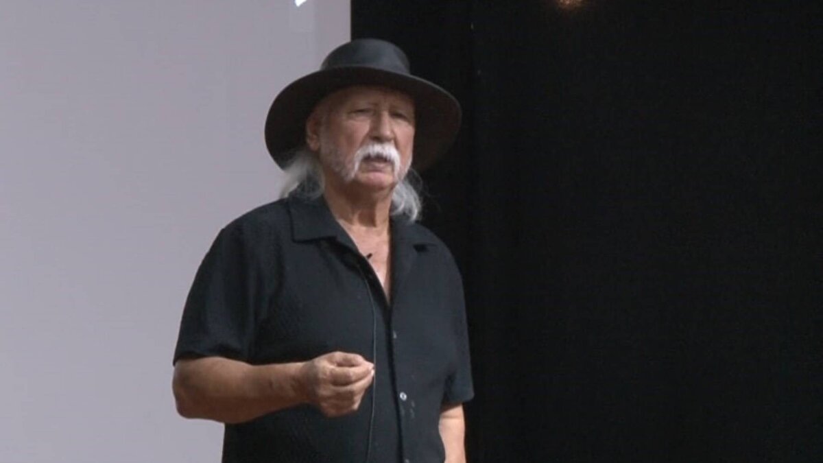 "Kuzey Anadolu Fayı, Adalardan geçmiyor"<br><br>Açılış dersini veren Prof. Dr. Şener Üşümezsoy, son zamanlarda hem İstanbul’da hem de yurdun birçok yerinde meydana gelen depremlere dair bilgiler vererek, Marmara Denizi’nde 7 büyüklüğünün üzerindeki deprem tahminlerine katılmadığını yineledi. Üşümezsoy, "1999 depreminden sonra herkes ‘Büyük deprem geliyor’ diyerek Adaları işaret etti. Adalar dediğimiz bölge, kuzey-güney yönünde genişlerken çökme ile, Silivri çukuru ve Tekirdağ çukuru gibi gerilmeli yapılardan oluşmuştur. Bu bölge günümüzde kuzeyden güneye, Kuzey Anadolu Fayı’nın sıkıştırmasıyla oluşmuş. Ama Adalar fayı gerildiği için aksine kat kat çöküyor. Dolayısıyla Kuzey Anadolu Fayı Adalardan geçmiyor. Yalova, Çınarcık’tan geçiyor" dedi.