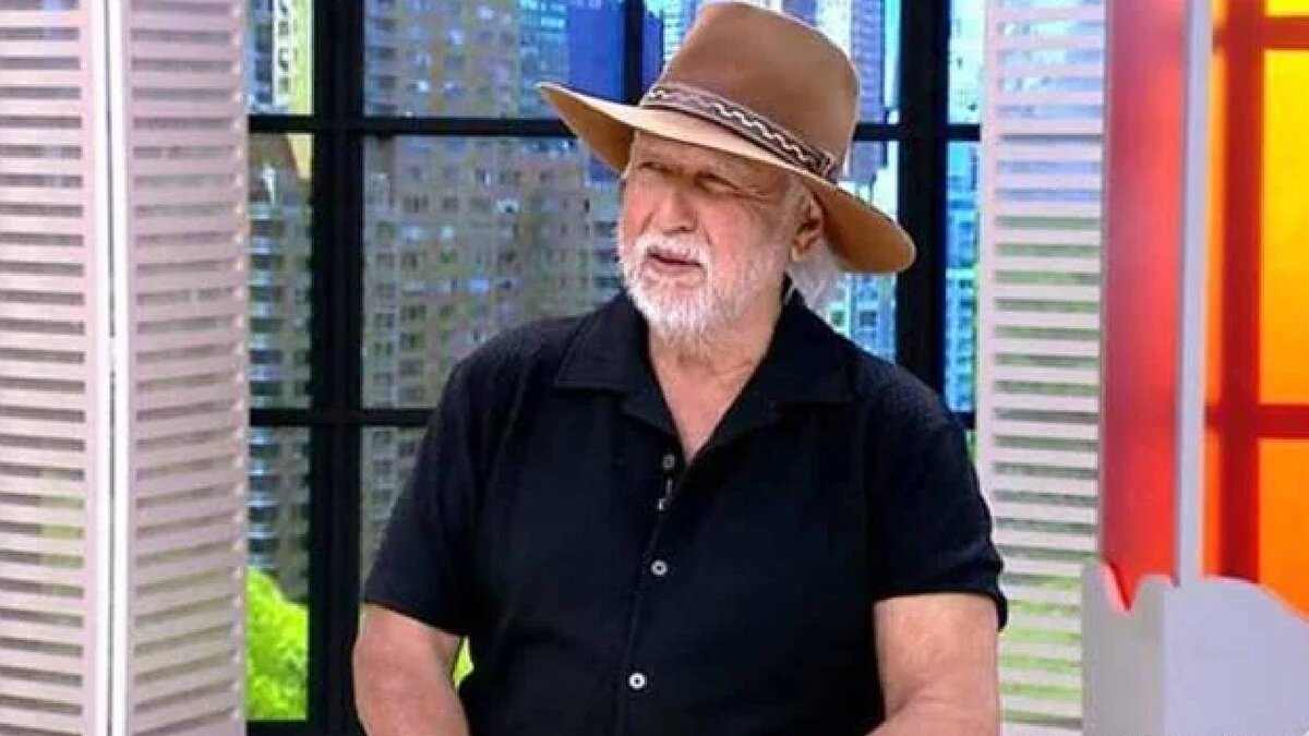 "7.8’lik deprem için 400 km gerekir"<br><br>6 Şubat 2023’te meydana gelen Kahramanmaraş depremlerinin Antakya’dan başlayarak Pütürge’ye kadar 400 kilometrelik bir uzunluğa sahip olduğunu hatırlatan Prof. Dr. Üşümezsoy, "Marmara Denizi’nde boydan boya 180 kilometre fay kırılacak deyip de 8 büyüklüğünde deprem bekleyenler bir şey bilmiyor" dedi. Üşümezsoy, sözlerini şöyle sürdürdü:<br>"Eğer 1 km çapında yırtık meydana geliyorsa 4 büyüklüğünde deprem; 3 km çapında bir alan yırtılıyorsa, yani 10 kilometrekare, 5 büyüklüğünde deprem; 10 km 10 km yani 100 kilometrekarelik alan yırtılıyorsa 6 büyüklüğünde deprem; bin km’lik bir alan yırtılıyorsa 7 büyüklüğünde deprem; 10 bin km’lik alan yırtılıyorsa 8 büyüklüğünde deprem meydana gelir. 10 km derinlik olsa bin km uzunluk gerekir. Marmara’da 7.8 büyüklüğünde bir deprem olması için 400 km uzunlukta 15 km derinlikte bir yüzeyin yırtılması gerekiyor. Marmara Denizi 150 kilometre, 10 kilometre derinliği olmayan yerleri var. Burada nasıl olur da 10 bin kilometrelik yüzey yırtılır da büyük deprem olur"