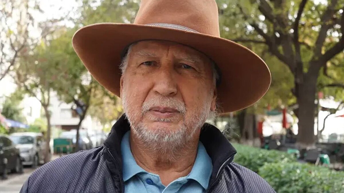 "Marmara Denizi’nde beklenen büyük deprem 17 Ağustos’ta oldu"<br><br>"Yalova ile Yeşilköy arasındaki, Marmara Denizi’nin içindeki 65 km’lik fay 1894’te kırılmış. Bir kere kırıldıktan sonra yeniden kırılması için depremi oluşturan stresin yeniden büyümesi gerekir" diyen Üşümezsoy, "Marmara Denizi’nde daha önce kırılmış bir fay var. 100 yıldan beri beklediğimiz deprem 17 Ağustos’ta oldu. Bundan sonra Marmara Denizi’nde söylendiği gibi büyük bir fay yok" dedi.<br>Açılış dersinin ardından Mütevelli Heyet Başkanı Dr. Erkan Çelik, Prof. Dr. Şener Üşümezsoy’a plaket takdim edip şapka hediye etti. Üşümezsoy, öğrencilerin ve akademisyenlerin alkışları arasında hediyesini deneyerek teşekkürlerini iletti.