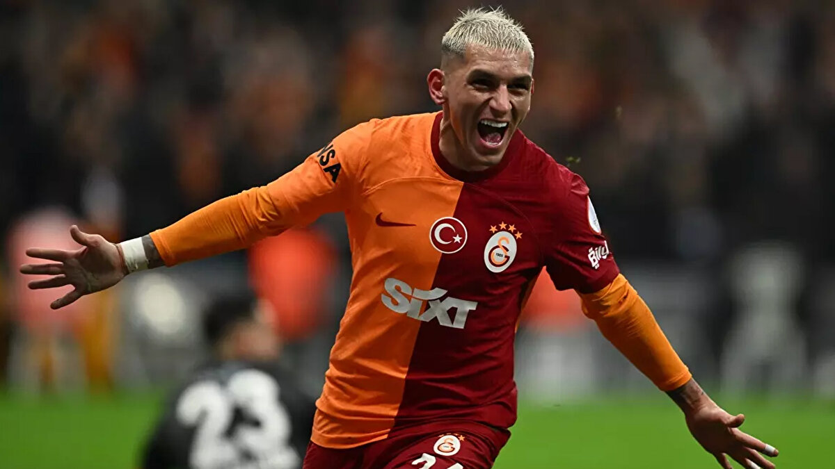 Geldiği günden beri üst düzey bir performans ortaya koyan ve orta sahadaki enerjisiyle profesyonelliğini tüm taraftara gösteren Torreira, sarı-kırmızılı takımın en istikrarlı oyuncusu durumunda.