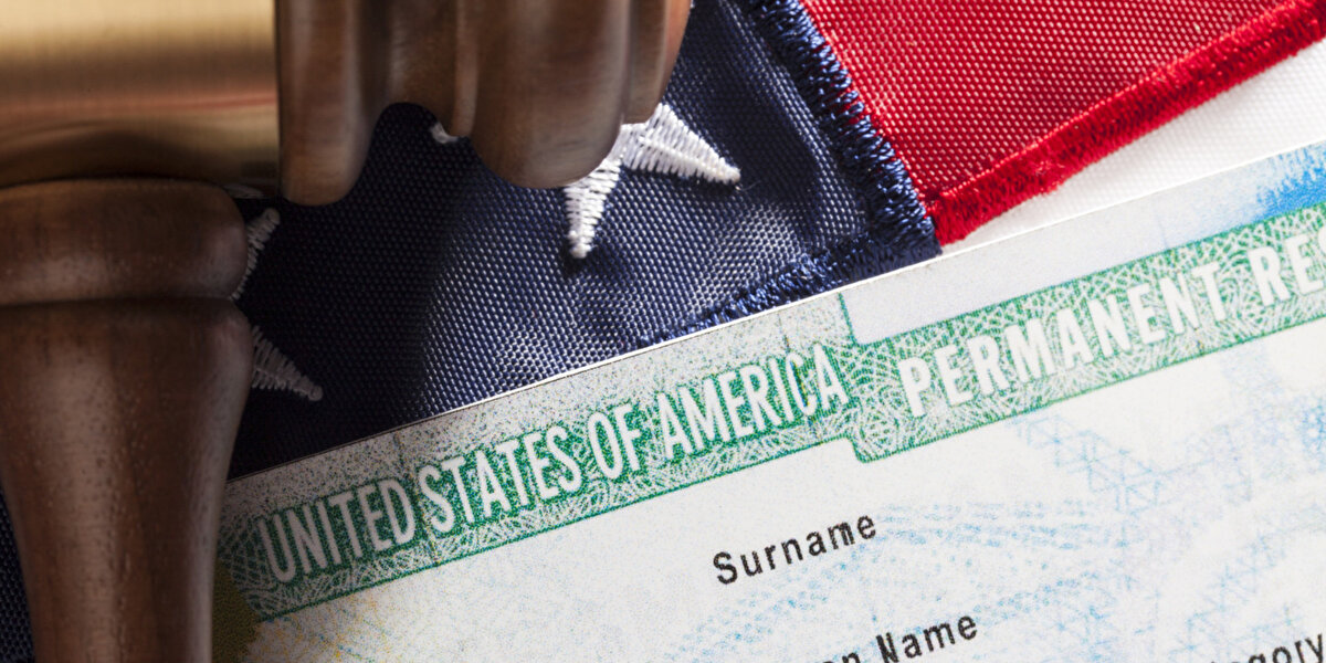 Başvurular dvprogram.state.gov adresi üzerinden yapılıyor. Başvuru esnasında 600×600 piksel boyutunda, beyaz arka fonda, gözlüksüz ve nötr bir yüz ifadesiyle doğru biyometrik fotoğraf olması gerekiyor.