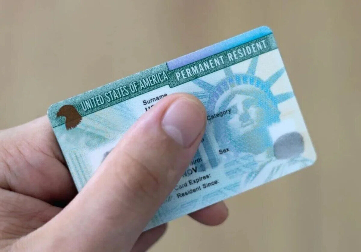 Green Card nasıl alınır?<br><br>Yeşil Kart sahibi olmanın birkaç farklı yolu bulunuyor. Bunlardan en yaygın olanı Diversity Visa Lottery (DV Lottery) yani çekiliş programı. Bunun dışında şu yollarla da Green Card sahibi olunabiliyor:<br><br>Aile birleşimi: ABD vatandaşı veya Green Card sahibi yakınlar aracılığıyla.<br><br>İşEğitim: ABD’de işveren sponsorluğu ya da olağanüstü yetenek sahibi kişiler için.<br><br>Yatırım veya sığınma: EB-5 yatırımcı vizesi ya da mülteci statüsü yoluyla.