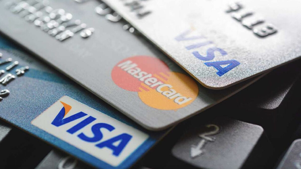 Kredi kartı borcu için azami faiz oranı ne kadar?<br><br>Yeni düzenleme ile birlikte, kredi kartı borçlarını yapılandırmak isteyen vatandaşlara uygulanacak azami aylık faiz oranı %3,11 olarak belirlendi.<br><br>Resmî Gazete’de yayımlanan tebliğe göre bu oran, Türkiye Cumhuriyet Merkez Bankası (TCMB) tarafından açıklanan aylık referans oranı aşamayacak. Ayrıca, yapılandırılan borçlarda uygulanacak gecikme faiz oranı da belirlenen en yüksek gecikme faiz oranını geçemeyecek.<br><br>Katılım bankaları açısından ise bu oranlar kâr payı oranı ve gecikme cezası oranı şeklinde uygulanacak.