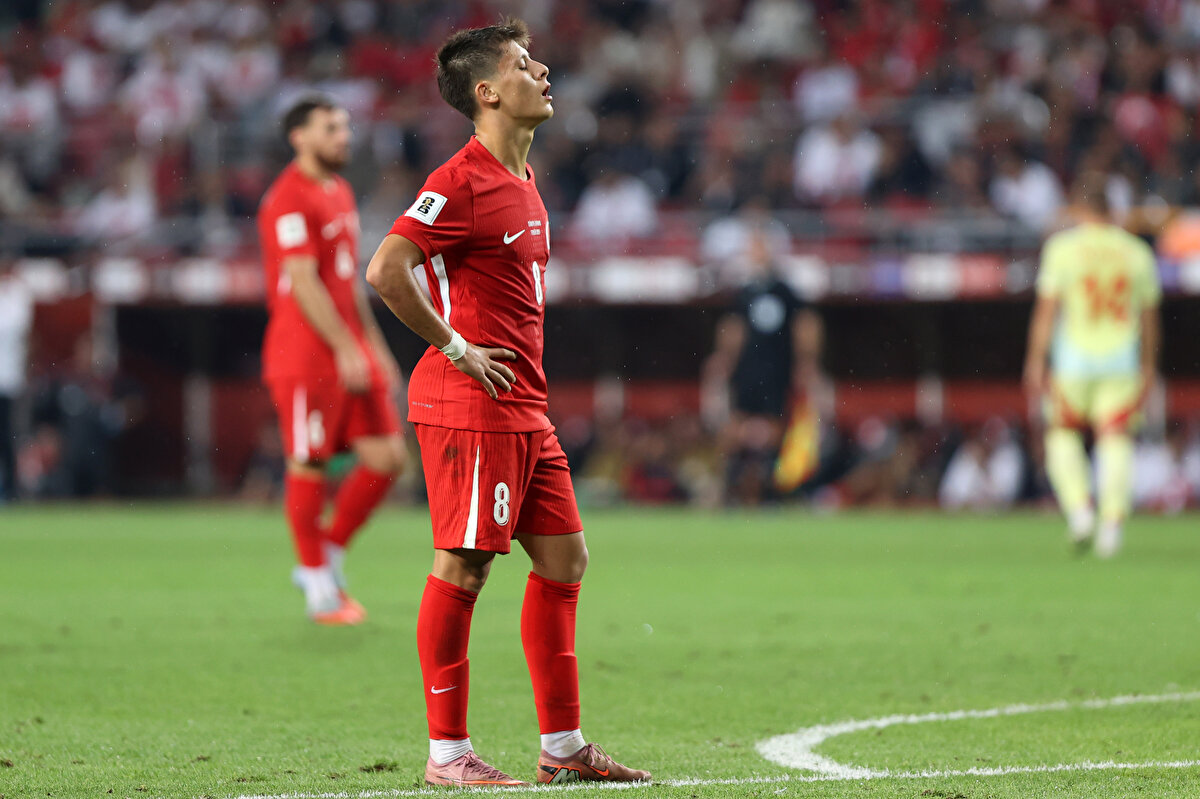 TÜRKİYE NASIL LİDER ÇIKAR?<br><br>Türkiye kalan 4 maçını da kazanırsa:<br>3 (mevcut) + 12 = 15 puan olur.<br><br>Bu durumda İspanya’ya karşı da galibiyet alınmış olacağından, hem puan hem ikili averaj avantajı Türkiye’de olur.<br><br>-Bu senaryoda Türkiye kesin lider olur.<br><br>-Daha Gerçekçi Olasılıklar<br>(Senaryo 1)<br><br>Türkiye 3 galibiyet + 1 beraberlik alır (İspanya beraberliği mesela):<br><br>Toplam: 3 (mevcut) + 10 = 13 puan<br>İspanya Türkiye ile berabere kalır ama diğer maçlarını kazanırsa:<br><br>İspanya: 6 (mevcut) + 7 = 13 puan<br>Bu durumda ikili averaj ve genel averaj devreye girer.<br><br>Türkiye Gürcistan’ı ve Bulgaristan’ı farklı yenip İspanya ile berabere kalırsa, averajla lider çıkabilir.<br>