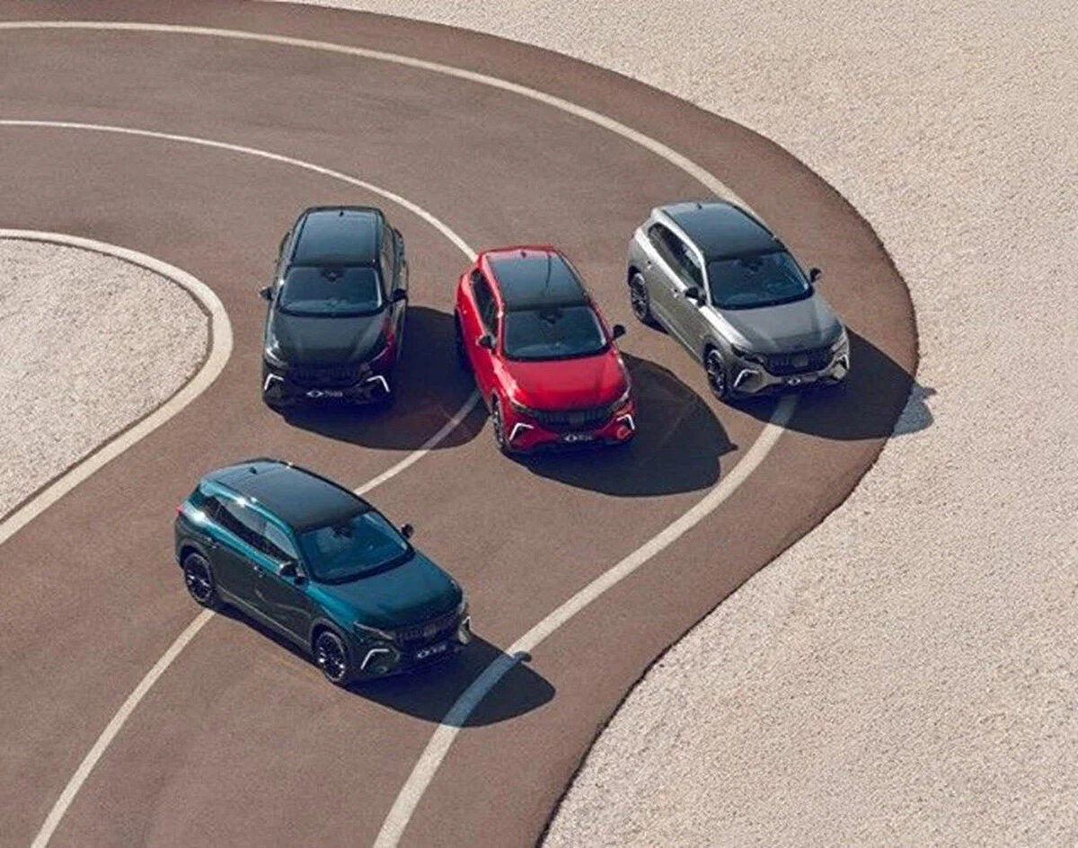 Togg’un özel serisi T10X 4More Obsidiyen, adını obsidiyen taşının derin siyah tonlarından alıyor. Ayder, Anadolu, Oltu ve Kula renk seçenekleriyle sunulan model; piano black detaylar, siyah kontrastlı yüzeyler, jant ve logo tasarımlarıyla dikkat çekiyor. İç mekânda ise deri ve DINAMICA kumaş karışımı koltuklar, karbon fiber görünümlü dekoratif parçalarla birleşiyor. Panoramik cam tavan ve Meridian ses sistemi standart olarak sunuluyor.