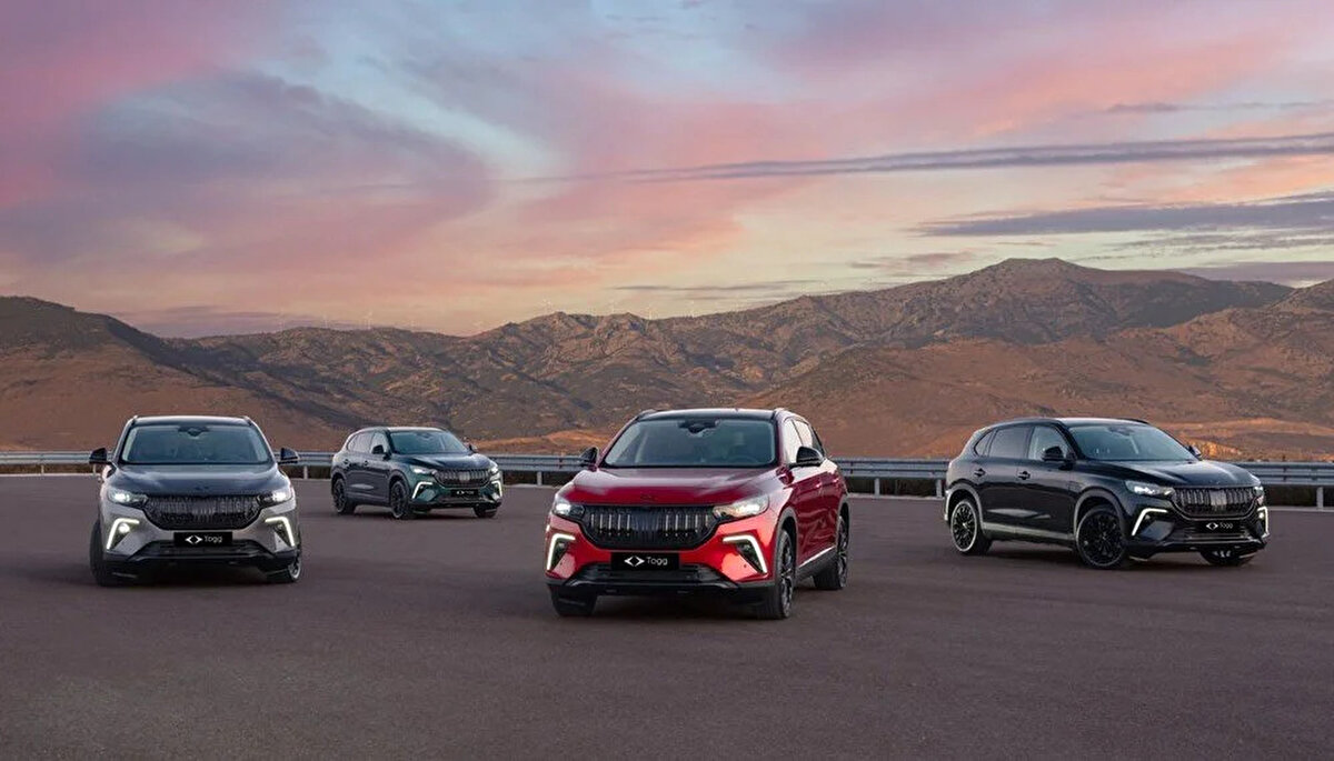 2025 Togg T10X 4More fiyat listesi<br><br>T10F 4More: 3 milyon 133 bin 640 TL<br><br>T10X 4More Obsidiyen: 3 milyon 233 bin 640 TL<br><br>Yerli üretim elektrikli otomobilde yeni dönem başlatan Togg, dört çeker 4More serisiyle güç, estetik ve teknolojiyi bir araya getiriyor. 2025 yılında sınırlı sayıda üretilecek bu modeller, hem performans hem de tasarım açısından Togg’un en üst segmentini temsil ediyor.