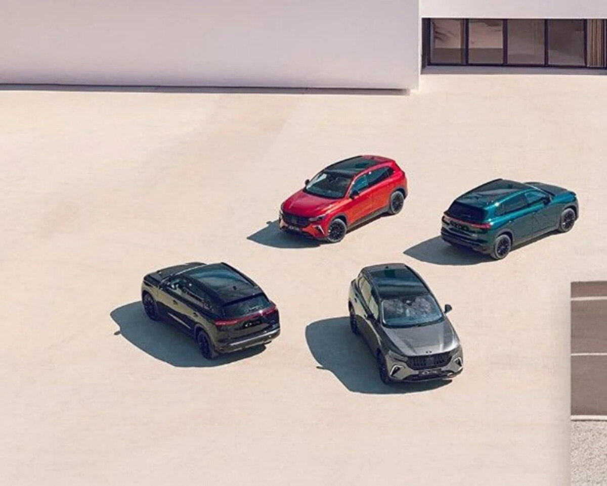 Togg T10X 4More özellikleri ve tasarımı<br><br>Yerli elektrikli otomobil ailesinin dört çeker üyesi T10X 4More, çift motorlu yapısıyla 435 beygir güç ve 700 Nm tork üretiyor. 0’dan 100 km/s hıza sadece 4,8 saniyede çıkan model, performans tutkunlarını hedefliyor. 468 kilometreye kadar menzil sunan T10X 4More, hem şehir içi hem de uzun yol sürüşlerinde yüksek verimlilik sağlıyor.