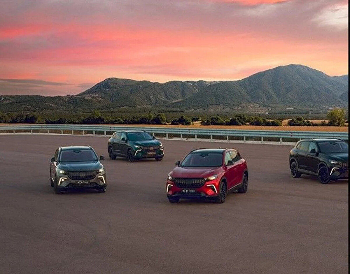 Türkiye’nin yerli ve milli otomobili Togg, dört çeker performansıyla dikkat çeken yeni modellerini duyurdu. Togg T10X 4More ve Togg T10F 4More, yüksek güç, geniş menzil ve sofistike tasarımıyla 2025 yılına damga vurmaya hazırlanıyor. En güçlü Togg modelleri olarak öne çıkan bu araçlar, Togg’un dijital platformu Trumore üzerinden satışa sunuldu. İşte 2025 Togg T10X 4More fiyat listesi ve model detayları...