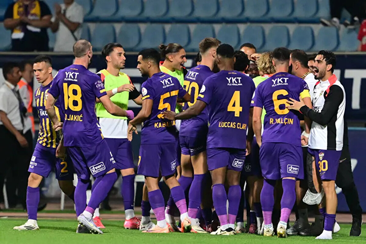 Trendyol Süper Lig'de 8 hafta sonunda Eyüpspor sadece bir kez kazanabildi. Eyüpspor, diğer maçlarda ise 2 kez berabere kalıp 5 yenilgi aldı.<br><br>