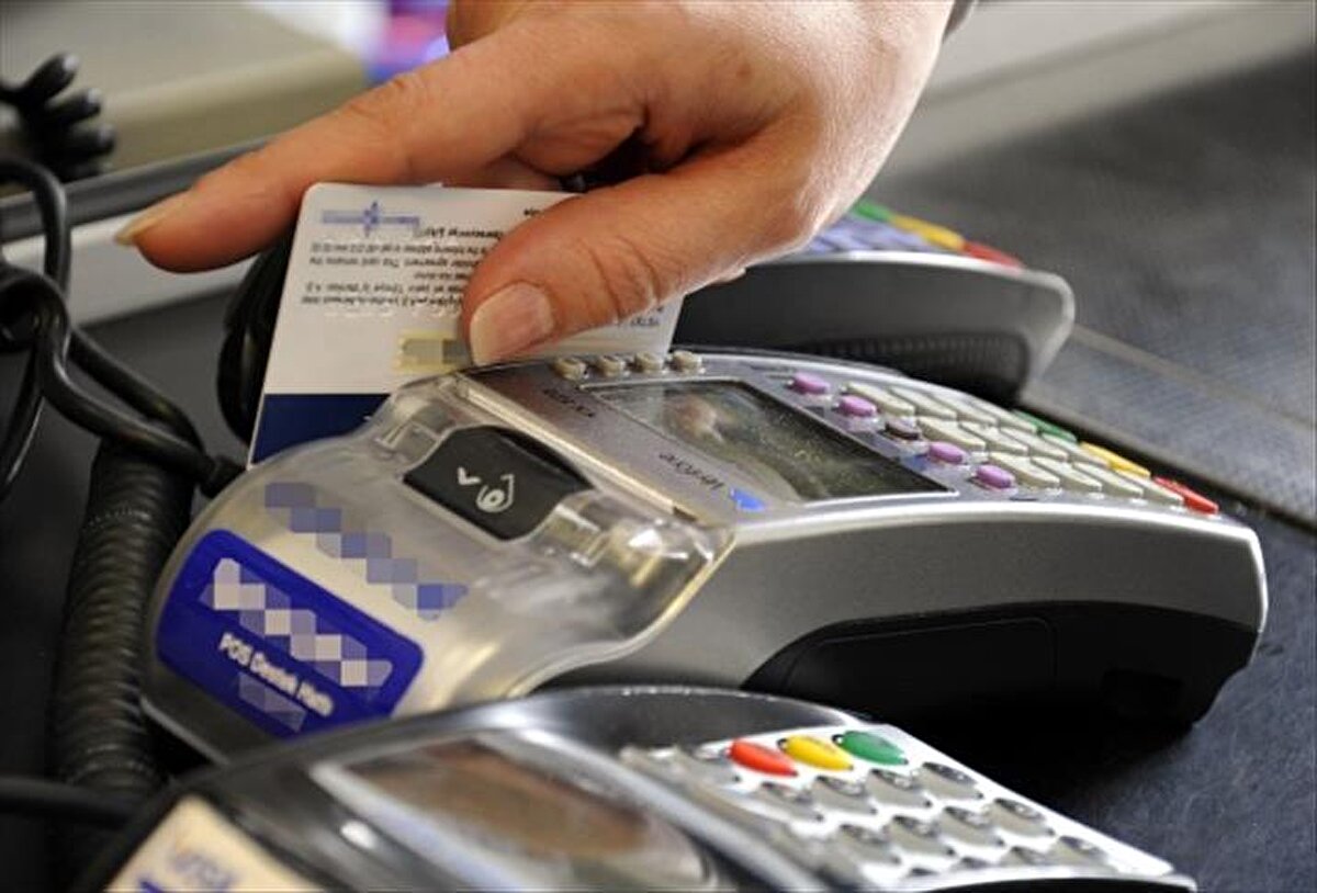 Kredi kartı veya kredi borçları nedeniyle zor durumda olan vatandaşlar için büyük fırsat sunan yapılandırma düzenlemesinde geri sayım başladı. Bankacılık Düzenleme ve Denetleme Kurumu (BDDK) tarafından yapılan düzenleme ile gecikmiş kredi kartı, kredi ve destek hesapları, yüzde 3,11 tavan faizle 48 aya kadar vadelendirilebilecek. Fakat bu yapılandırmaya başvuru için son gün 10 Ekim 2025 olacak; bu tarihten sonra yapılandırma imkânı devam etmeyecek.