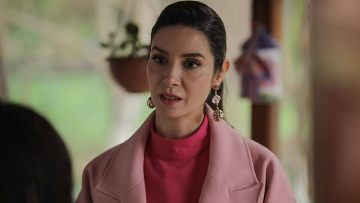 Ünlü oyuncu Ahu Yağtu, 16 Eylül’de yaşadığı rahatsızlık sonrası hastaneye kaldırılmış ve yapılan tetkiklerde beyin anevrizması teşhisi konulmuştu. Acil olarak yapılan operasyonların ardından ünlü oyuncunun sağlık durumu merak edilmişti. Ünlü oyuncu sosyal medya hesabından son halini paylaştı.