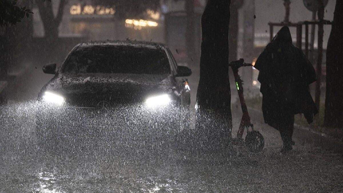 "Sarı" ve "turuncu" uyarı verilen illerin valiliklerine mesaj formu ve e-posta ile bilgilendirme yapıldığı aktarılan açıklamada, "Turuncu" kodlu yağış uyarısı verilen Aydın, Çanakkale, Balıkesir, İzmir'de yaşayan vatandaşlara SMS yoluyla "dikkatli ve tedbirli" olmaları yönünde bilgilendirme yapıldığı kaydedildi.