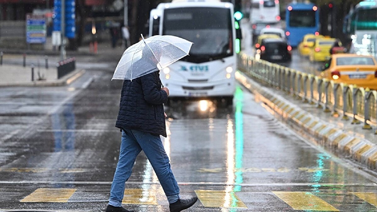 Açıklamada, meteorolojik hadiseler nedeniyle meydana gelebilecek olaylara karşı müdahale çalışmalarına destek vermek üzere diğer illerden yeterli sayıda personel, motopomp, bot ve araç görevlendirildiği aktarılarak, şunlar kaydedildi:<br><br>"AFAD, Karayolları, DSİ, itfaiye, Jandarma, Emniyet, Sahil Güvenlik, özel idare, belediyeler, sivil toplum kuruluşları ve sağlık ekipleri olmak üzere toplamda 3 bin 226 personel, 240 motopomp, 20 bot, 632 iş makinesi, 684 araç teyakkuz halinde olup, meteorolojik uyarı verilen illerimizde görev yapmaktadır.