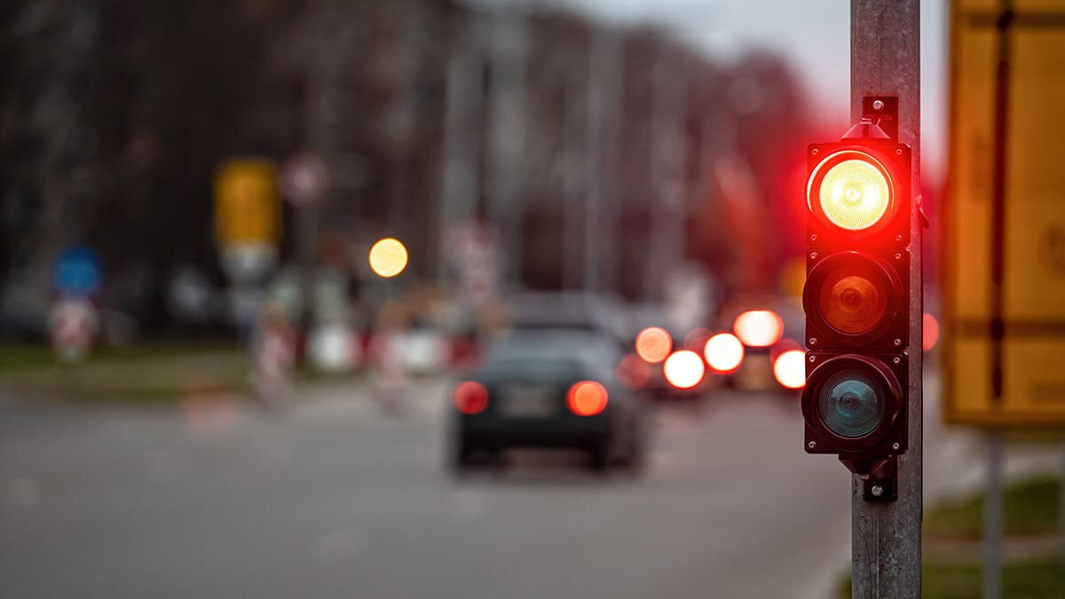 5 yılda 2 kere ambulans ve itfaiye araçlarına yol vermeyenlerin ehliyetleri iptal edilecek.