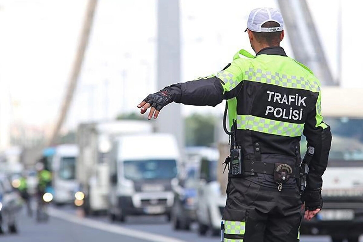 Cep telefonuyla araç kullanan sürücüye ilkinde 5 bin lira, tekrarı halinde 10 bin lira ceza verilecek; üçüncüsünde ise ehliyetine 30 gün el konulacak.