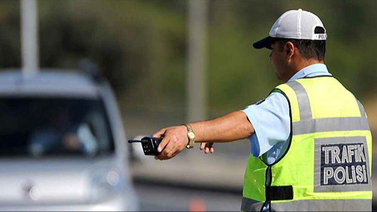“Dur” ihtarına uymayanların 60 gün ehliyeti alınacak, 60 gün trafikten men edilecek ve ayrıca 200 bin TL ceza yazılacak.