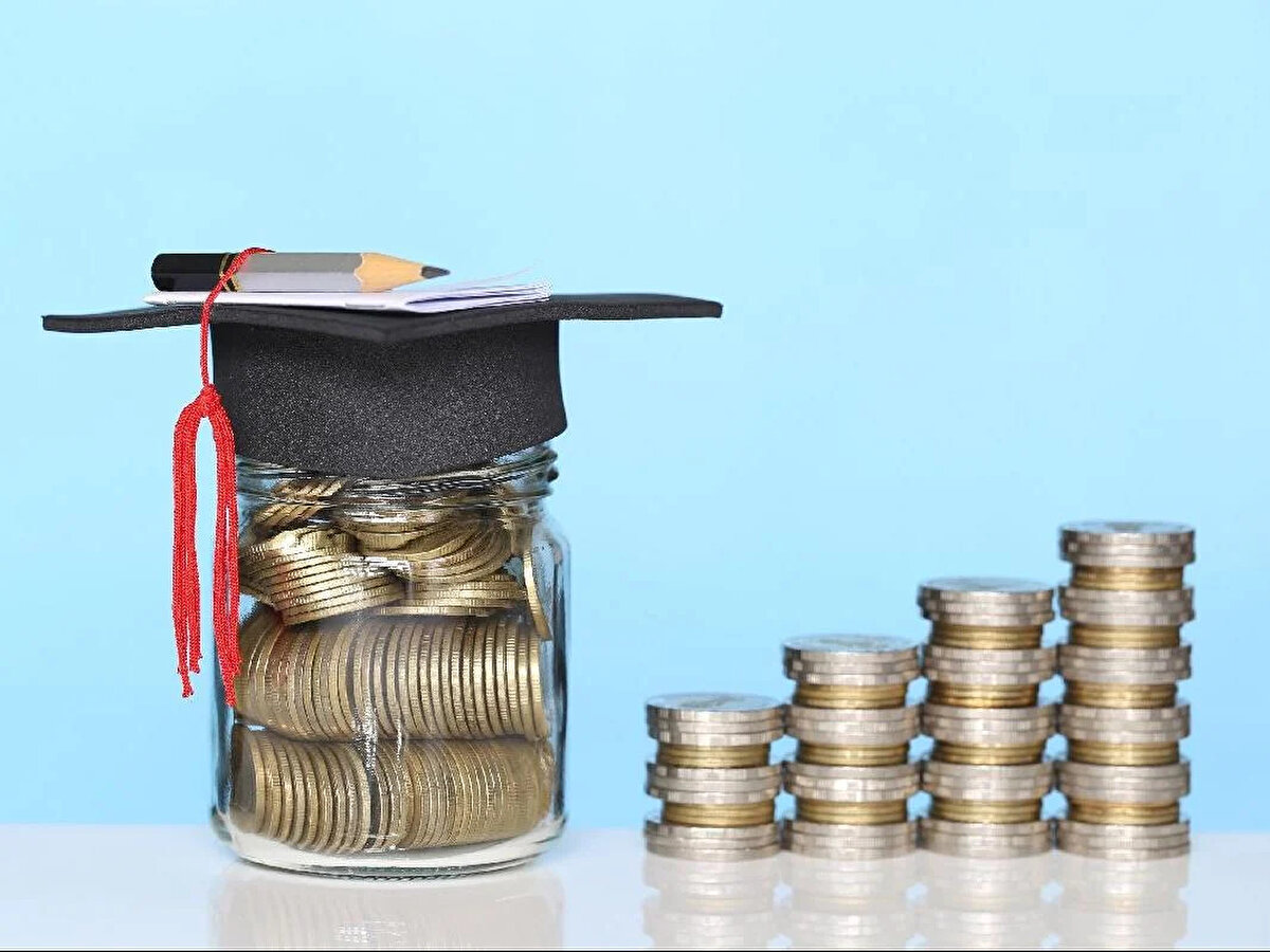 İBB BURS BAŞVURUSU NASIL YAPILIR?<br><br>Başvuru işlemleri:<br><br>gencuniversiteli.ibb.istanbul adresi üzerinden<br><br>veya İstanbul Senin uygulaması aracılığıyla yapılabilecek.<br><br><br>İBB 2025-2026 Burs Ücreti Kadar? ?<br>İBB’nin resmi internet sitesinde yer alan bilgilere göre, 2025-2026 dönemi için İBB öğrencilere 20 bin TL destek sağlayacak. Ödemeler 10 bin TL + 10 bin TL şeklinde iki taksit halinde hesaplara yatırılacak.