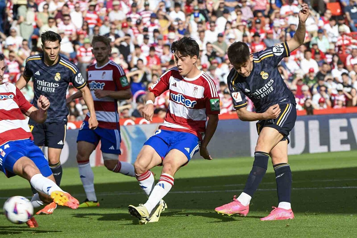 LA LIGA'DA FARK YARATIYOR<br><br>İspanya’da yayınlanan verilere göre; Arda Güler, LaLiga’da en fazla kilit pas (22) atan ve şutla sonuçlanan en fazla pozisyon (36) hazırlayan yedinci oyuncu konumunda yer alıyor.<br>