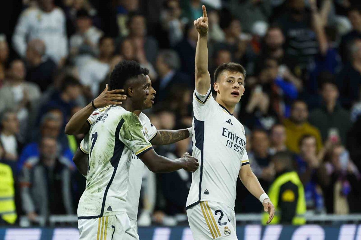 XABI ALONSO İLE KENDİNİ BULDU<br><br>Xabi Alonso’nun ona görev vermesiyle birlikte 11’in değişmez parçası haline gelen Arda Güler, skor katkısını da yukarılara çekmeyi başardı. <br><br>