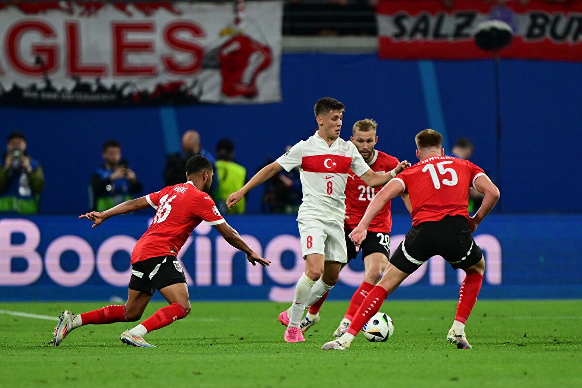 CIES, RAPORUNDA AÇIKLADI: ARDA GÜLER EN İYİSİ SEÇİLDİ<br><br>Uluslararası Spor Çalışmaları Merkezi'ne (CIES) göre Arda Güler, iki farklı kategoride dünyanın en iyi 21 yaş altı futbolcusu olarak görülüyor. <br><br>