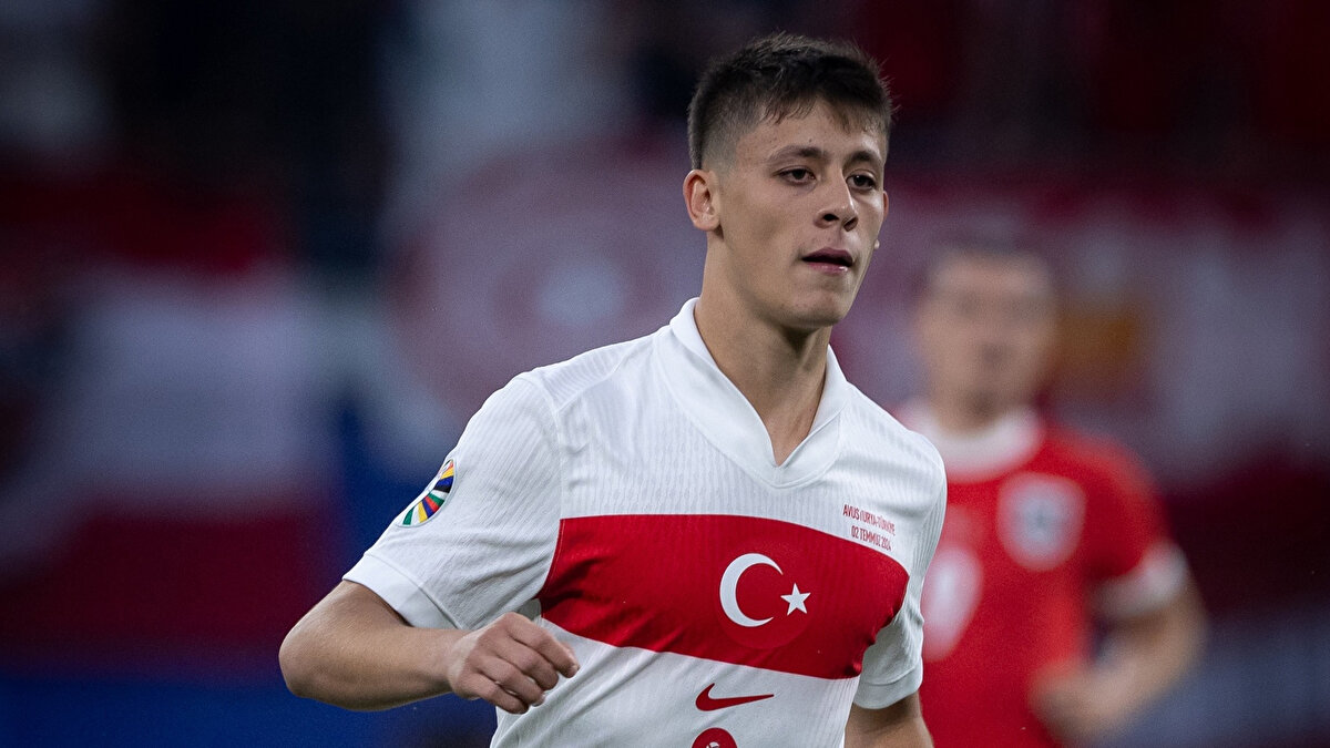 İlk 10’da ise daha tanınmış isimler bulunuyor: Warren Zaire-Emery (PSG; %83,8) ve Victor Froholdt (Porto; %83,2).