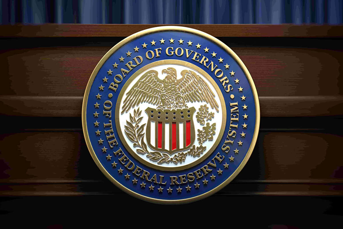 Altın neden yükseliyor? Yerel ve küresel birçok cevabı olan bu sorunun en önemli etkenlerinden biri FED’in faiz kararı. Trump döneminde yaşanan ekonomik belirsizlikler, gümrük vergileri ve küresel ticaret politikalarındaki kaos da azımsanmayacak nedenlerden biri.<br>Bir diğer faktör ise ülkelerin dolar rezervlerine artık daha temkinli yaklaşmaları ve alternatif arayışlarına yönelmeleri. Peki altın neden yükseliyor? Altındaki yükseliş sürecek mi? FED önümüzdeki ekim ayı toplantısında faiz indirimine devam mı edecek, yoksa farklı bir karar mı çıkacak?<br>