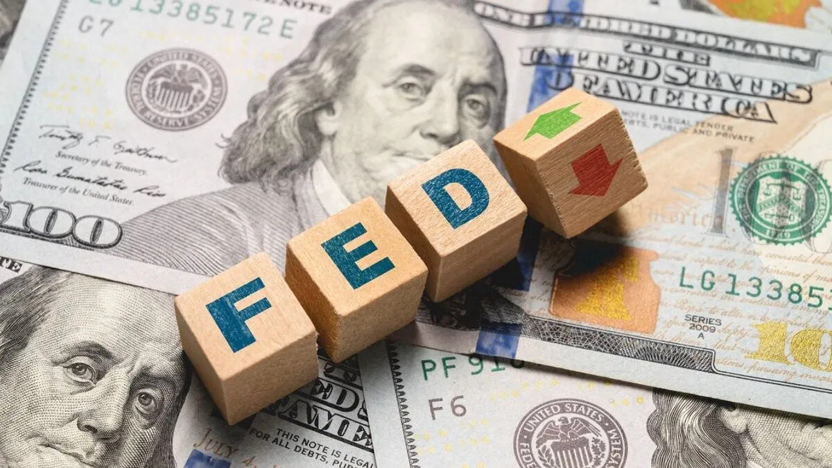 Altın fiyatlarında yükselişin 5 nedeni: FED, jeopolitik riskler ve TL’deki kayıp etkili oldu<br><br>Küresel piyasalarda altın fiyatları yeniden yükseliş ivmesi kazandı. Hem uluslararası gelişmeler hem de Türkiye’deki ekonomik dinamikler, yatırımcıların güvenli liman arayışını güçlendirdi. Uzmanlara göre, son dönemde altına olan talebi artıran beş temel faktör öne çıkıyor: