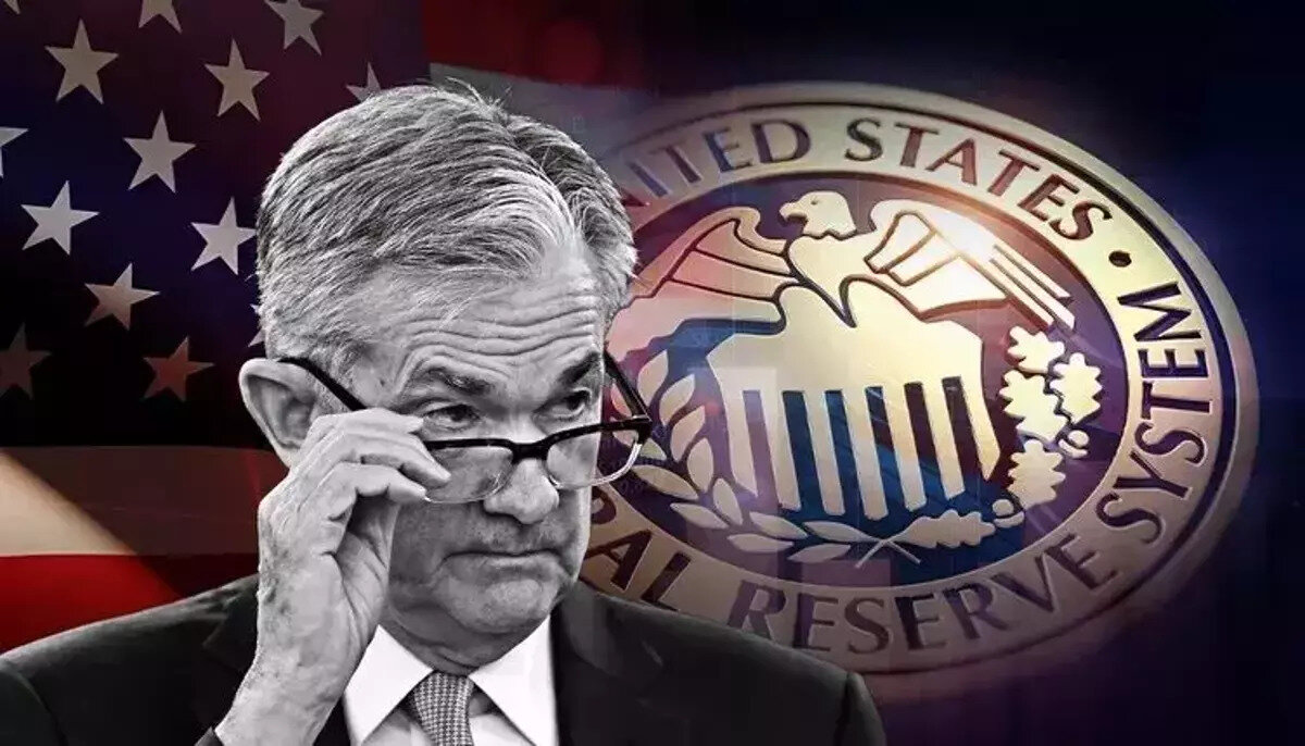 FED’in faiz indirimi sinyalleri piyasaları hareketlendirdi<br>ABD Merkez Bankası (FED), yılın son çeyreğinde faiz indirimi ihtimalini gündeme getirdi. Faiz oranlarının düşeceği beklentisi, dolar endeksinde gerilemeye ve tahvil getirilerinin azalmasına yol açtı. Bu durum, getirisi olmayan altın gibi varlıkları yatırımcı gözünde yeniden cazip hale getirdi.<br>