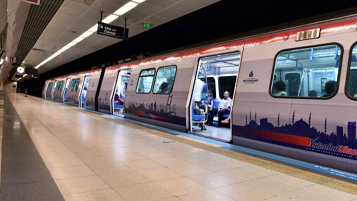 Yeni valiz kuralları kapsamında, birden fazla valiz taşıyan yolculardan ek ücret alınacak. Metro İstanbul, bu uygulamanın “adil ücretlendirme” ve “yolcu kapasitesinin dengelenmesi” amacıyla başlatıldığını duyurdu.