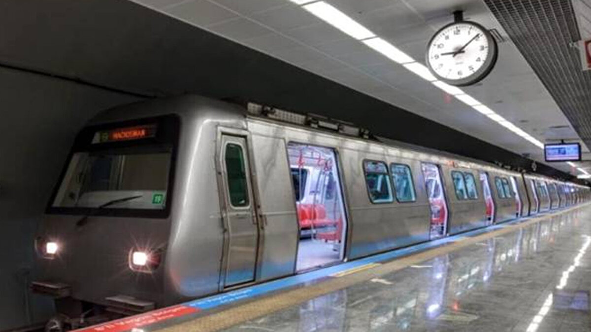 <br>Metro İstanbul, valizlerin koltuklara konulmasının da yasak olduğunu belirterek, yolcuları şu sözlerle uyardı:<br><br>“Valizlerinizi koltuklara koymayınız ve geçişleri kapatmayınız. Kapı yanındaki ayakta durma alanlarını kullanabilirsiniz.”