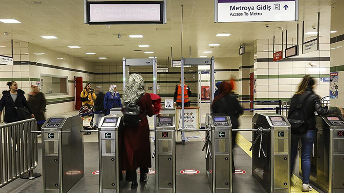 Metro İstanbul’un açıklamasında kuralların yürürlük tarihi belirtilmedi ancak uygulamanın yakın zamanda hayata geçirilmesi bekleniyor. Yolcuların cezai işlemle karşılaşmamak için duyuruları takip etmeleri öneriliyor.