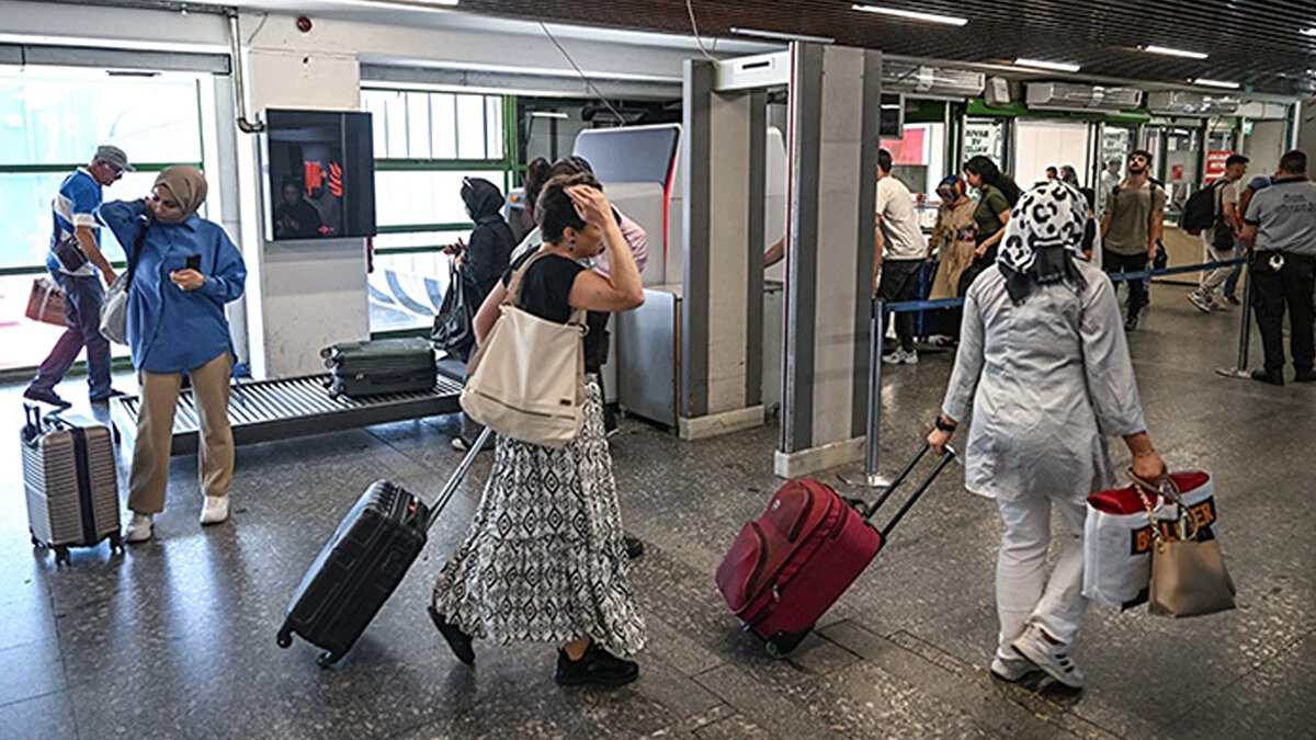 Metro İstanbul’un resmi açıklamasına göre, 30 kilogramdan ağır veya 120×60×50 cm boyutlarını aşan valizlerin metro istasyonlarına ve araçlarına alınması yasaklandı. Ayrıca kamp tipi büyük sırt çantaları da valiz kategorisine dahil edilerek kısıtlama kapsamına alındı.
