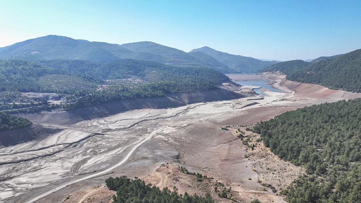 Bursa’nın ana su kaynakları olan Doğancı ve Nilüfer barajlarında doluluk oranı ortalama %0,54 seviyesine kadar düştü. 21 Eylül’de %5,08 olarak ölçülen doluluk oranı, 7 Ekim itibarıyla hızla gerileyerek kritik seviyeye indi.
