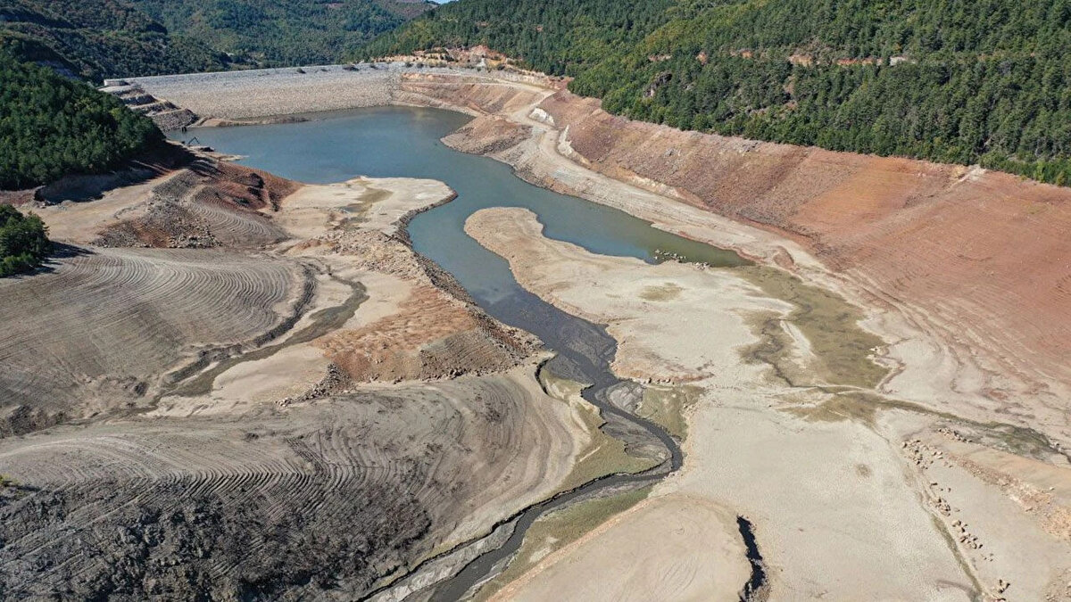 Bursa baraj doluluk oranları, kuraklığın etkisini artırdığı bu günlerde kent gündeminin ilk sıralarında yer alıyor. Türkiye genelinde baraj seviyeleri yakından takip edilirken, gözler Bursa’ya çevrildi. Bursa Su ve Kanalizasyon İdaresi (BUSKİ) tarafından paylaşılan son verilere göre, kentteki barajlardaki su miktarı ciddi şekilde azaldı.