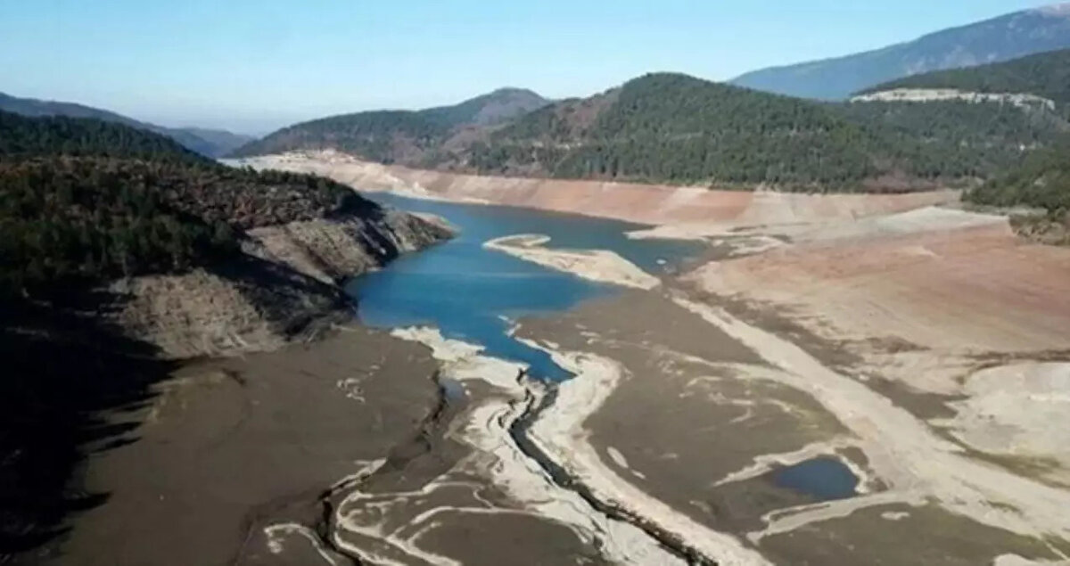 Nilüfer ve Doğancı Barajlarında Su Seviyesi Neredeyse Tükendi<br><br>Kentin içme suyunun büyük bölümünü karşılayan 60 milyon metreküp kapasiteli Nilüfer Barajı ile 125 milyon metreküp kapasiteli Doğancı Barajı, neredeyse tamamen kuruma noktasına geldi. Barajlardaki bu düşüş, hem yerel yönetimleri hem de vatandaşları alarma geçirdi.