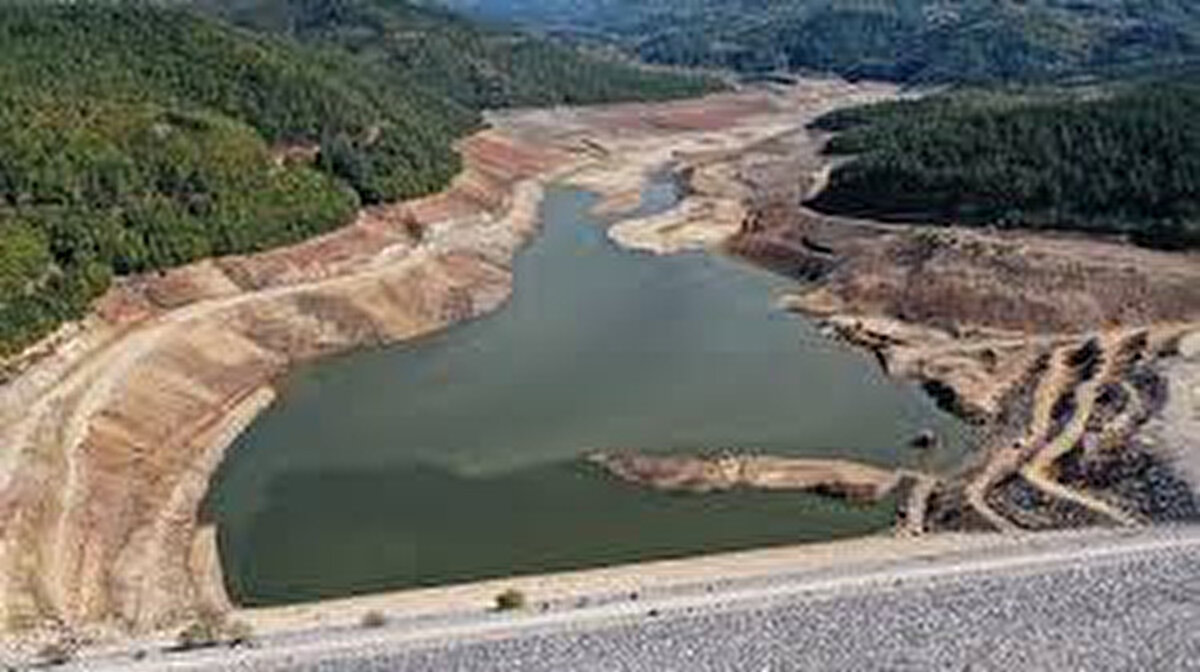 Bursa’da Su Kesintisi Uygulaması Başladı<br><br>Bursa Büyükşehir Belediyesi ve BUSKİ tarafından yapılan açıklamaya göre, su kesintileri özellikle Osmangazi, Yıldırım, Nilüfer, Mudanya, Gürsu ve Kestel ilçelerinde uygulanıyor. Bu uygulama, mevcut kaynakların verimli kullanılması ve olası su sıkıntılarının önlenmesi amacıyla hayata geçirildi.<br><br>Vatandaşlar, su tasarrufu konusunda daha dikkatli olmaya çağrılırken, kent genelinde su yönetimi stratejileri yeniden gözden geçiriliyor.